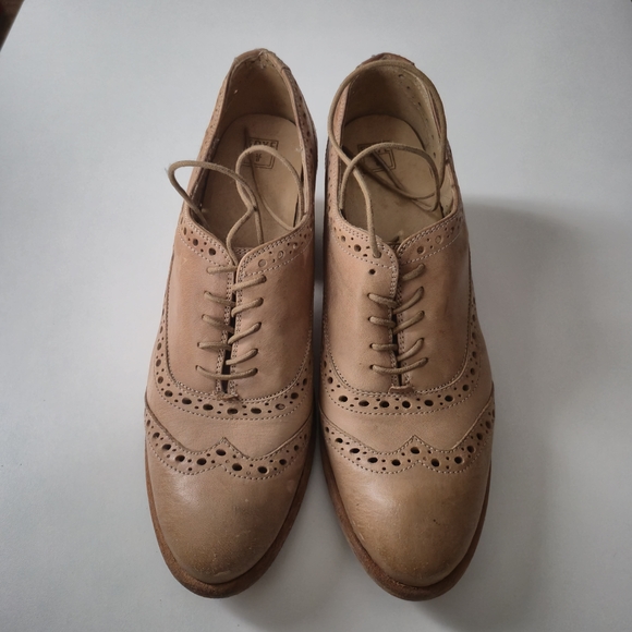 Frye Shoes, Vintage Tan Leather Wingtip Oxford Block Heels, Dark Academia, Sz 10 - Picture 2 of 11